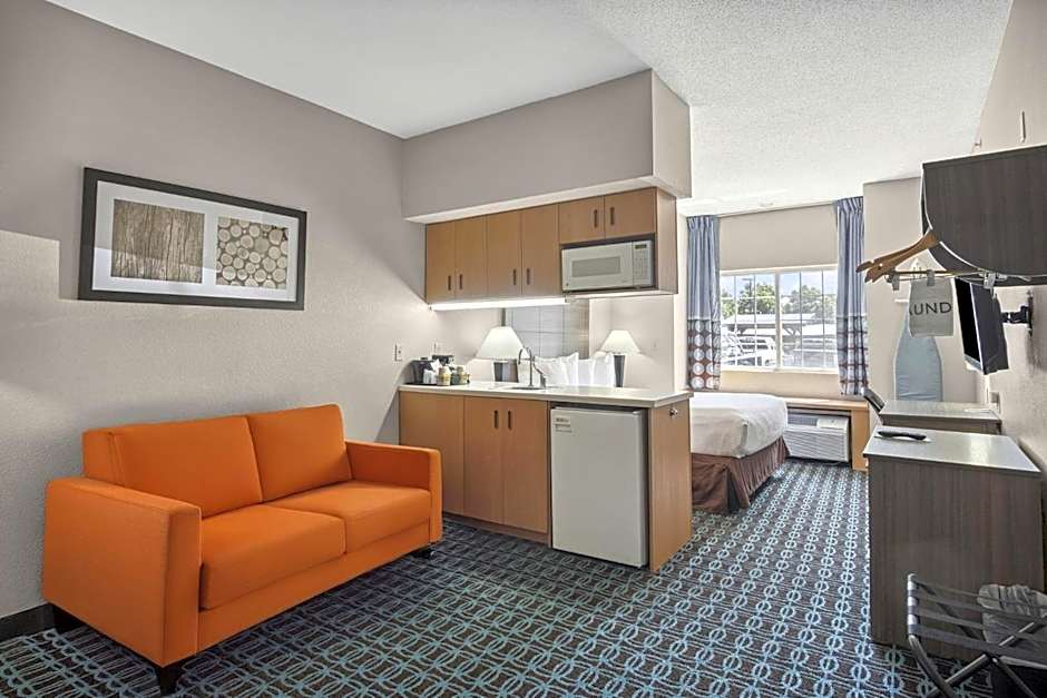 Sonesta Essential Hotels & Suites Kansas City/Blue Springs