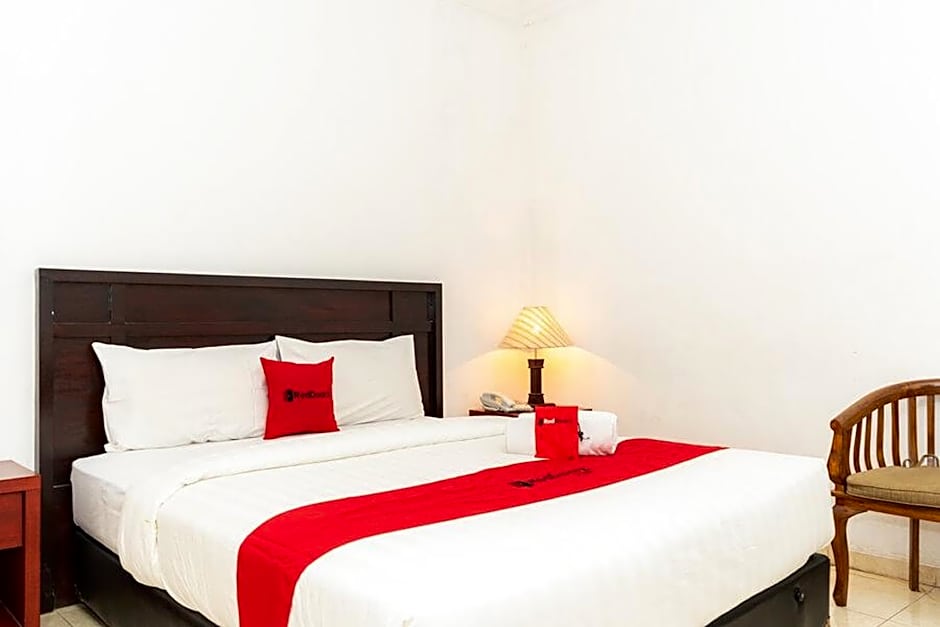 RedDoorz Plus Syariah near Java Supermall Semarang 2