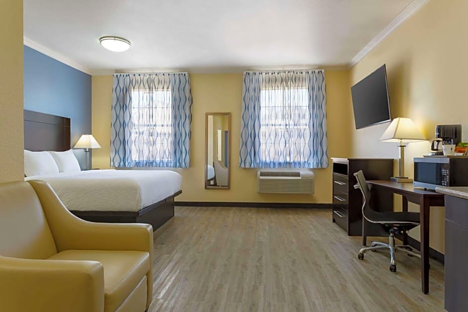 Days Inn & Suites by Wyndham Ft. Worth DFW Airport South