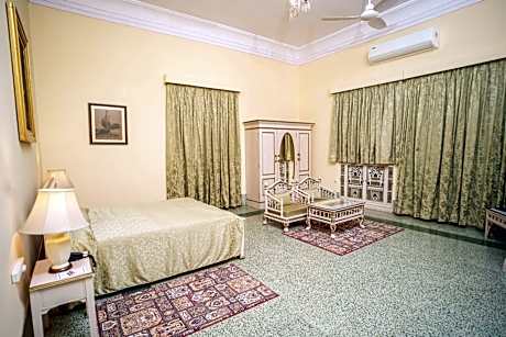 Deluxe Double Room (2 Adults + 1 Child)