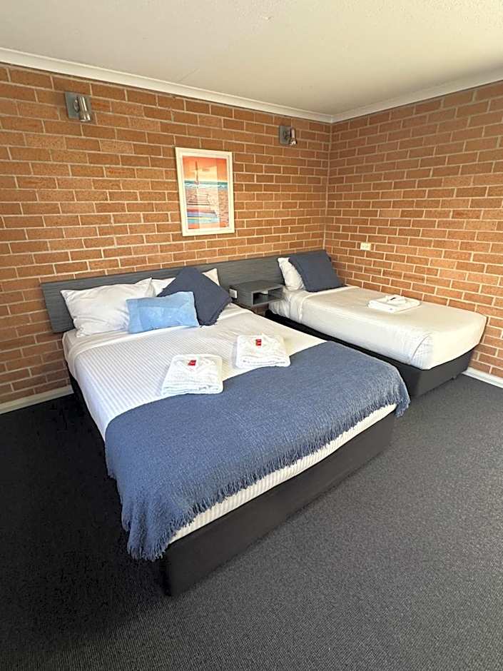 The Oaks Hotel Motel