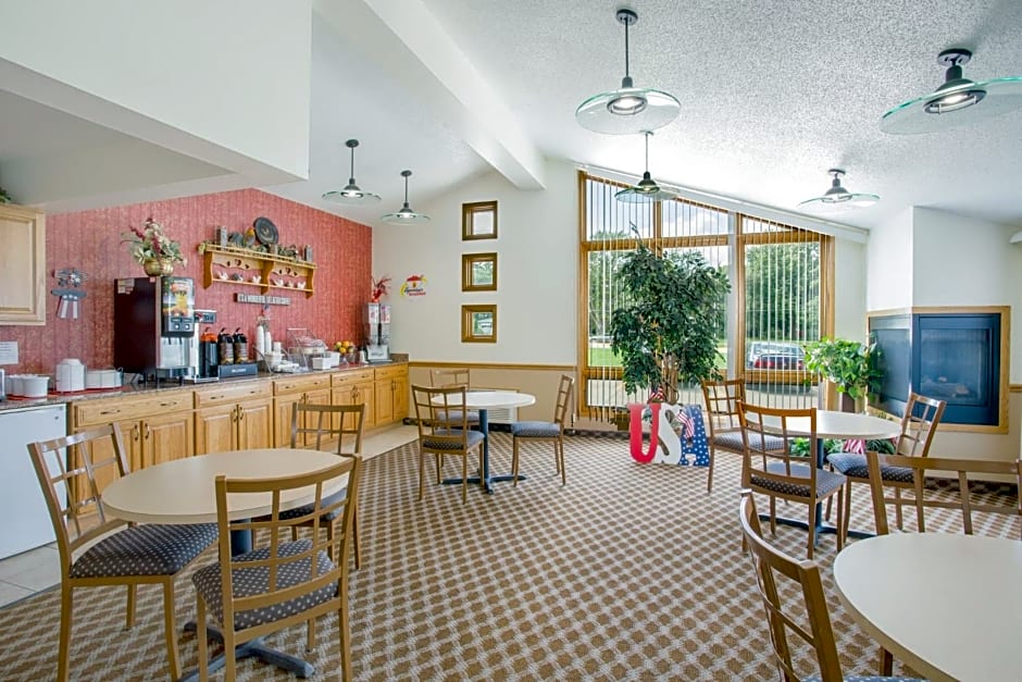 Super 8 by Wyndham Waverly