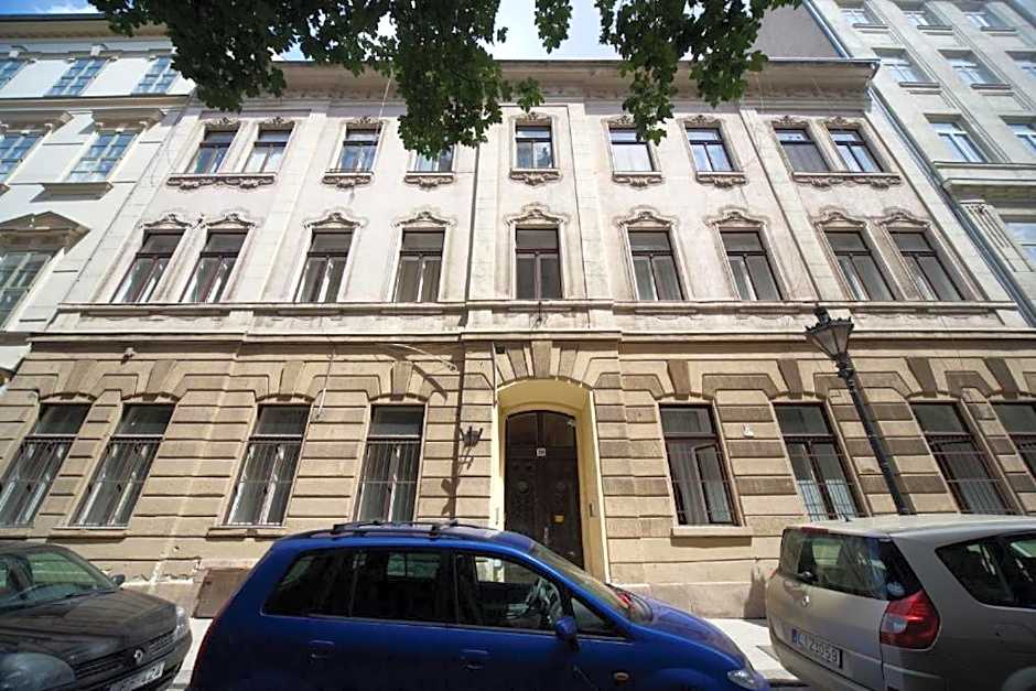 Amber Gardenview Studios Downtown