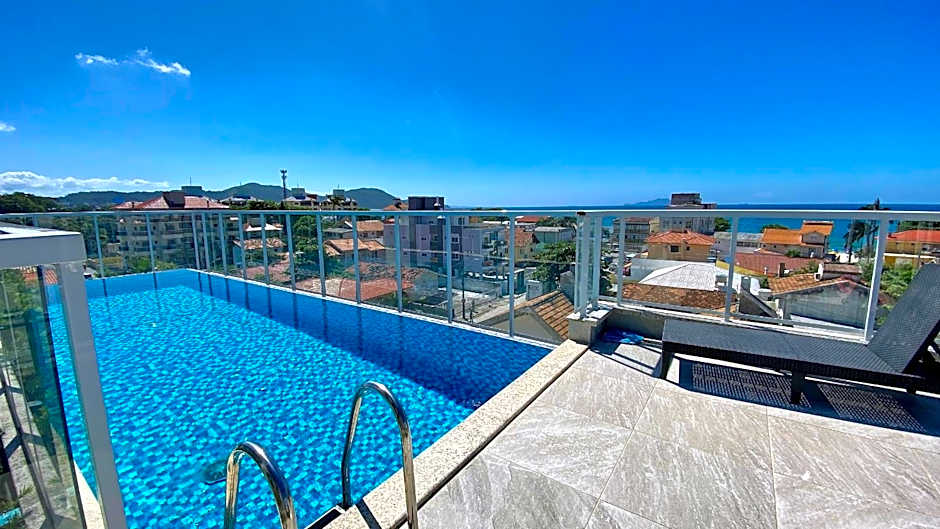 Passos da praia c/ piscina apto iluminado e novo