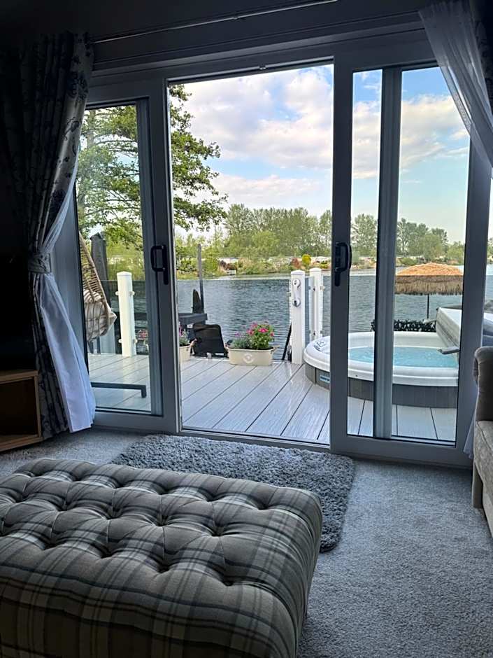 Lakeside Dorchester Lodge - Hot Tub with Fishing Peg