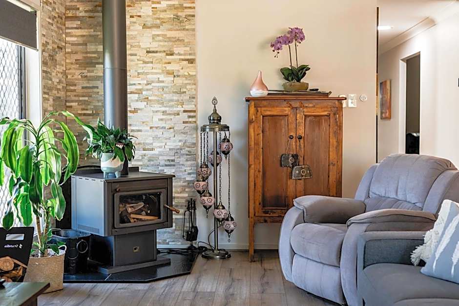 Entertainer's Paradise! Child & pet friendly Pool spa, movie room - close to Australia Zoo