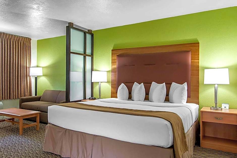 Quality Inn & Suites At Coos Bay