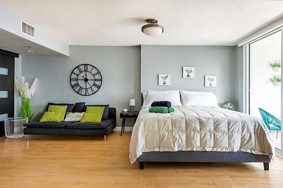 Brickell Center w/City & Bay View + FREE Parking!