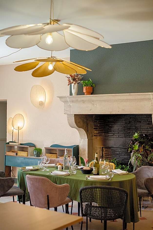 Logis Hostellerie des Clos et restaurant Bistrot des grands crus et Maison de la tour Chablis