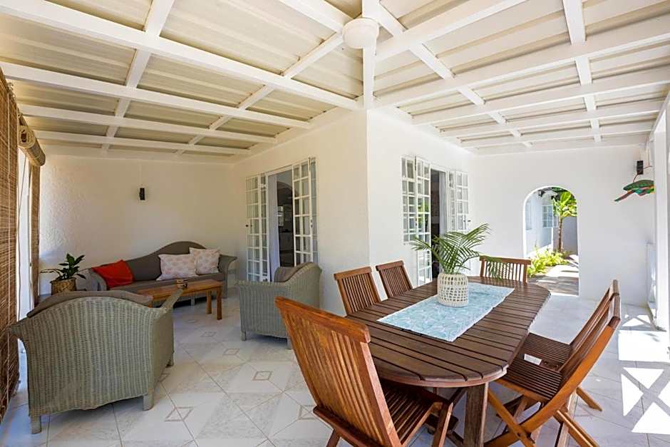 Cosy private bungalow pool 5 mins to beach