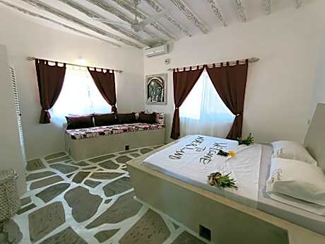 Apartment with Pool View