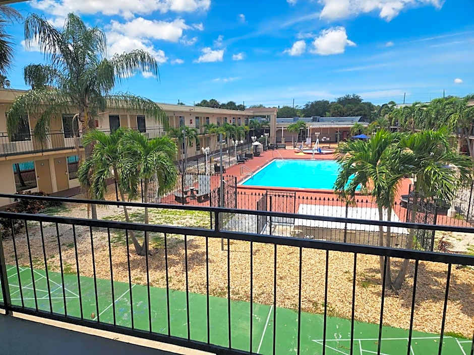 Days Inn by Wyndham St. Petersburg / Tampa Bay Area