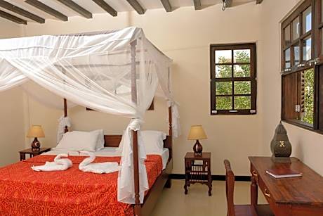 Four-Bedroom Villa with Private Pool - Ocean Front