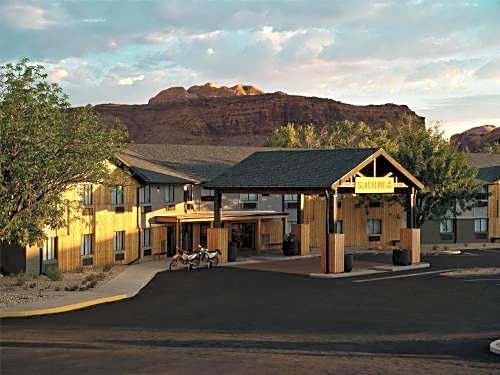 Slackline Moab, Outset Collection by Hilton