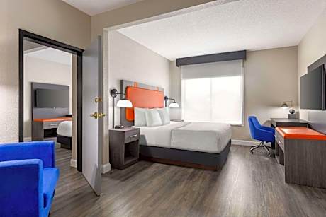 Deluxe Suite with Two King Beds - Non-Smoking