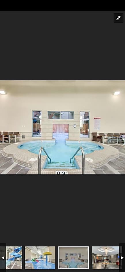 Canmore Mountain Retreat. Hot Tub, Pool, King Bed!