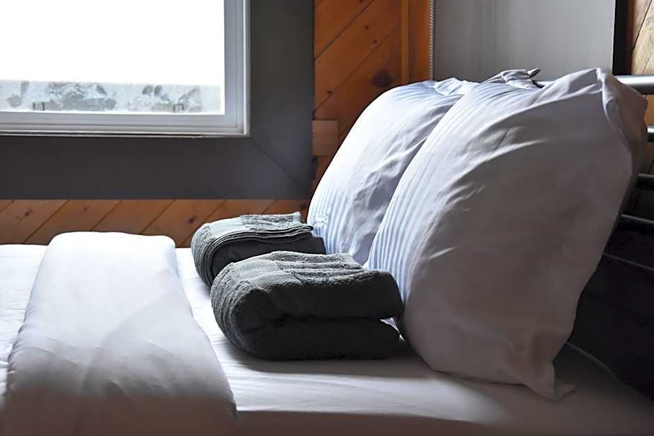 PARTY HOSTEL - The Canmore Hotel Hostel