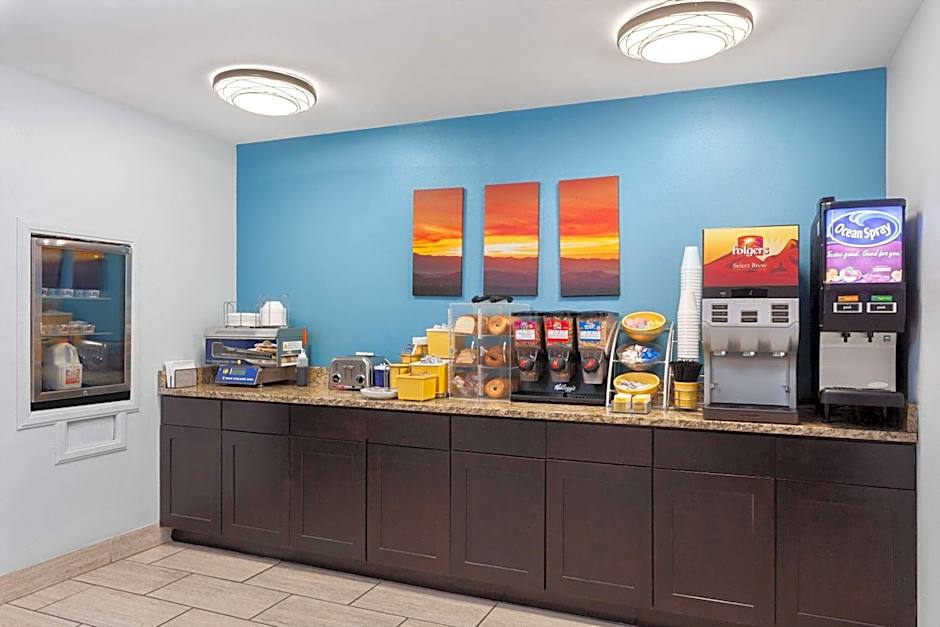 Days Inn & Suites by Wyndham Sellersburg