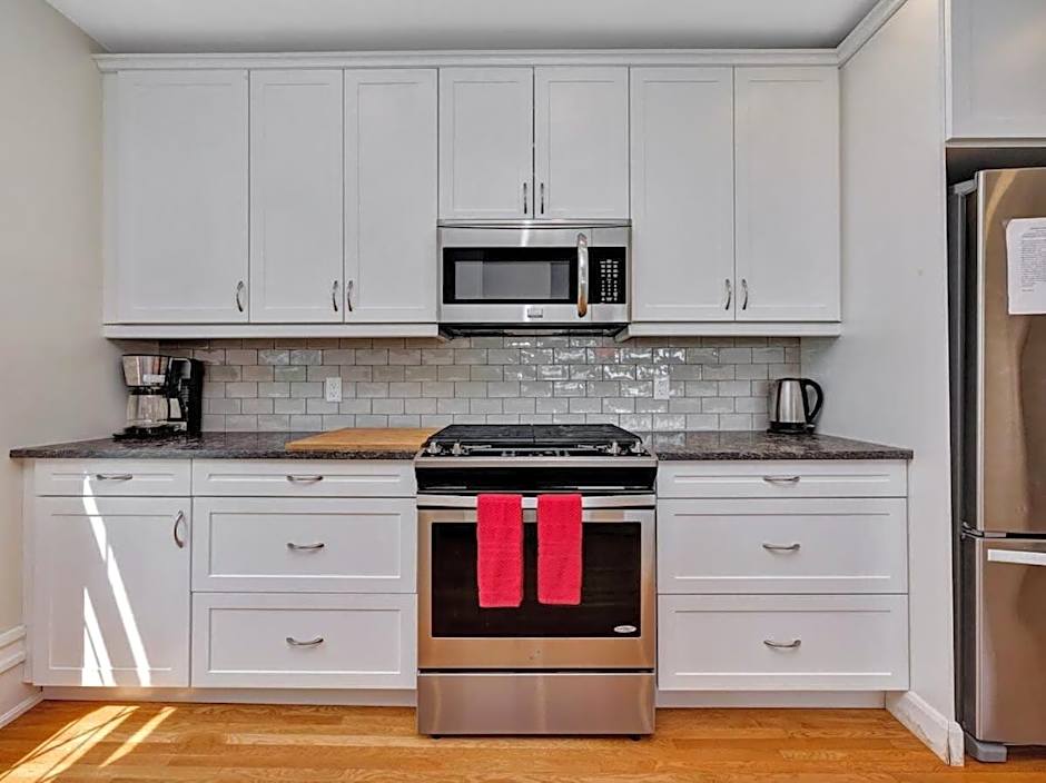 Wind & Waves - Wellington waterfront with Satellite TV & fire pit