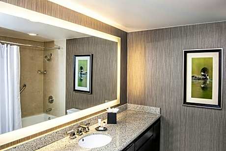 Captain Suite, Club Level, 1 Bedroom Vice Presidential Suite, 1 King, Sofa Bed, Marsh View