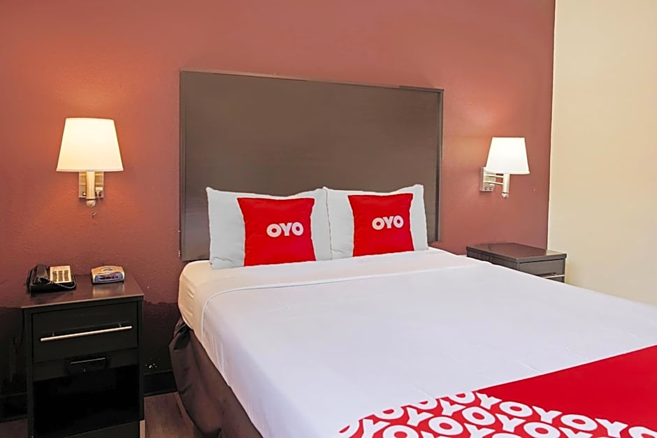 OYO Hotel McAllen Airport South - 1 mi from McAllen Medical Center