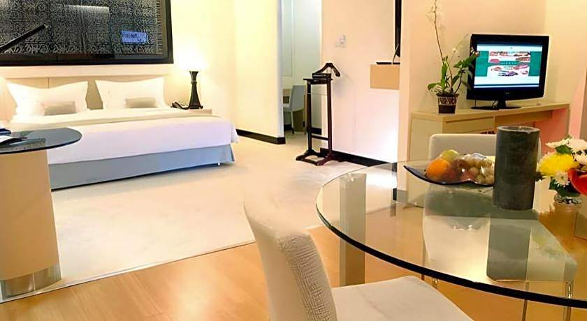 Sintesa Peninsula Hotel