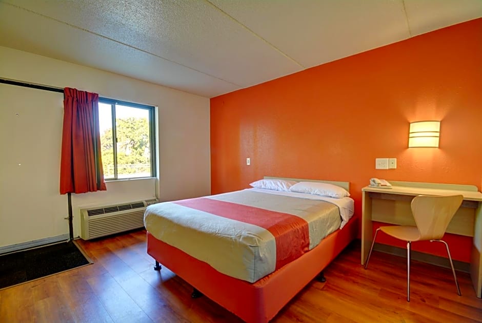 Motel 6-Chicopee, MA - Springfield