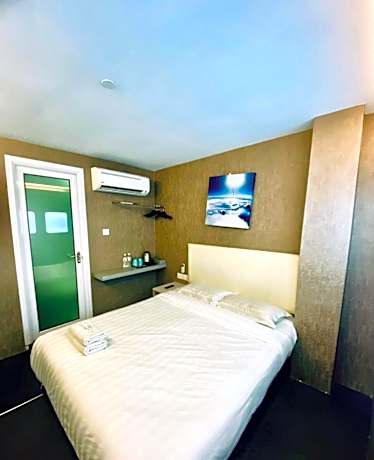 Economy Queen Room