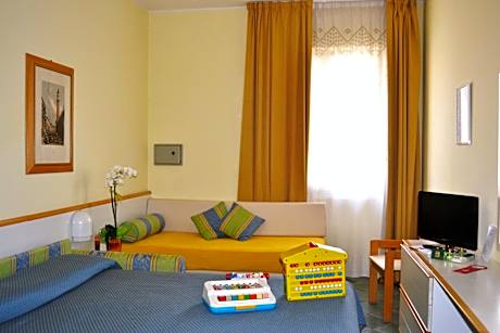 Family Room (2 Adults + 2 Children)