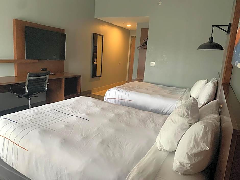 La Quinta Inn & Suites by Wyndham Louisville East