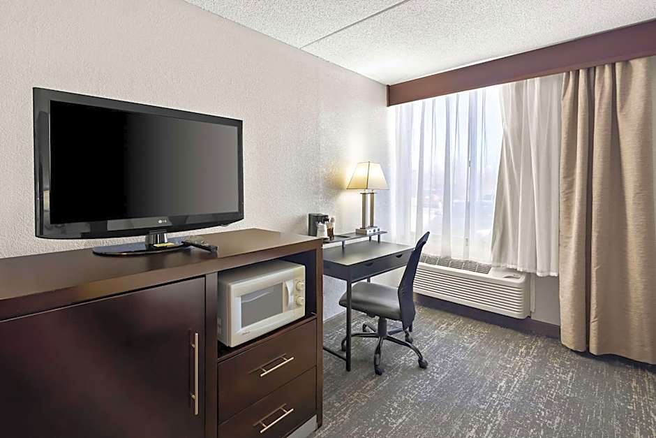 Best Western Luxbury Inn-Fort Wayne