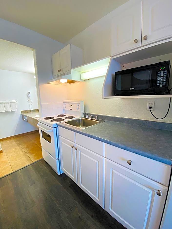 Super 8 by Wyndham 100 Mile House