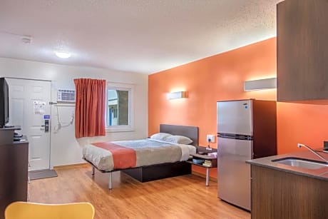 Deluxe Room One Queen with Kitchen 