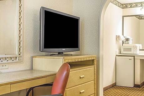 Queen Room - Non-Smoking