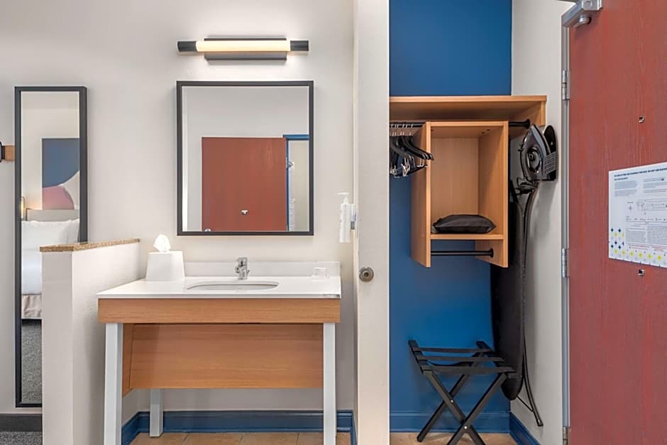 Photo 1 of 3 of 1 King Bed, Hearing/Mobility Accessible, Bathtub