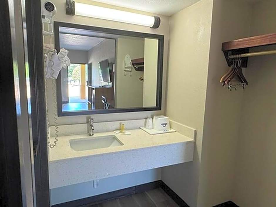 Days Inn by Wyndham Longview South