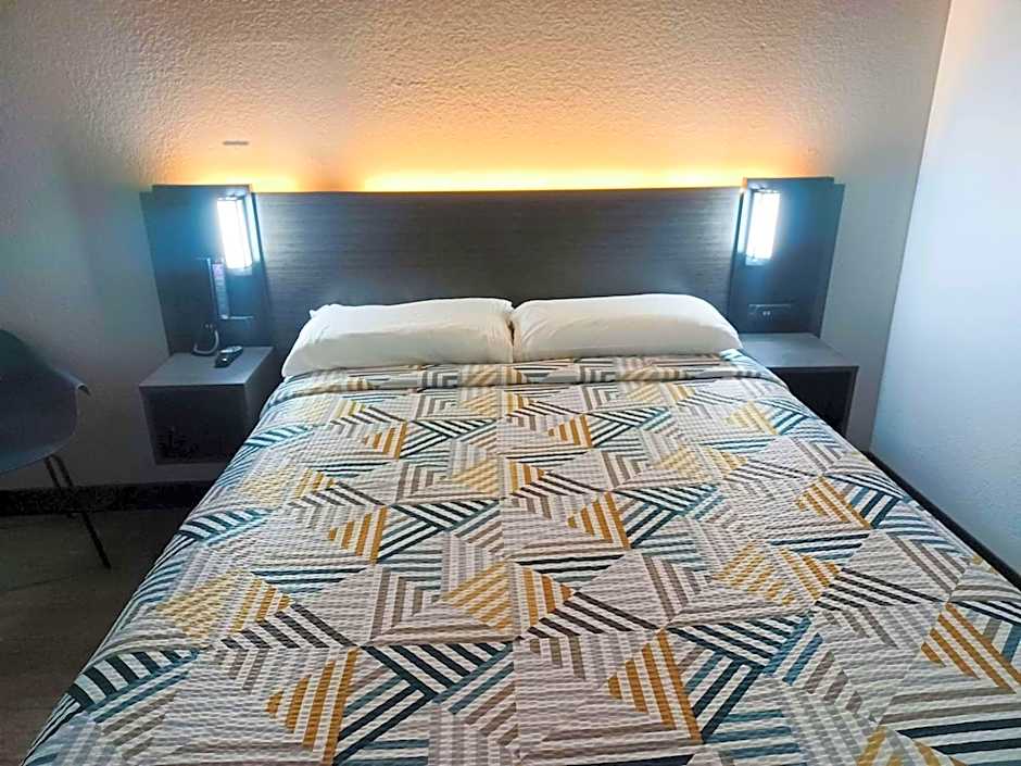 Motel 6-Fresno, CA - Blackstone North