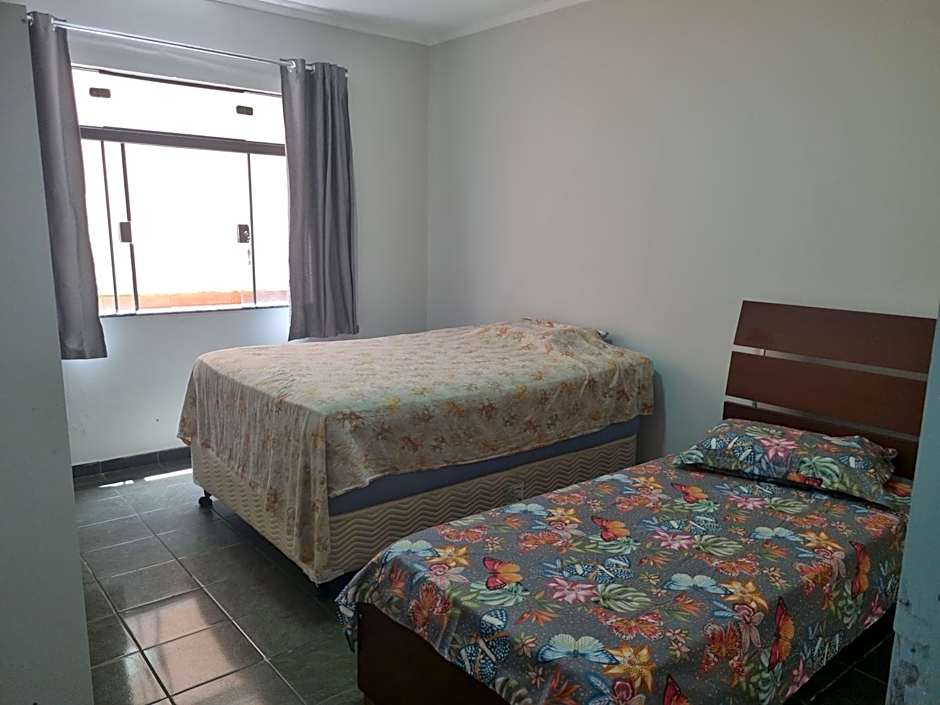 Casa com dois quartos,dois banheiros,sendo uma suíte,sala de estar cozinha e garagem