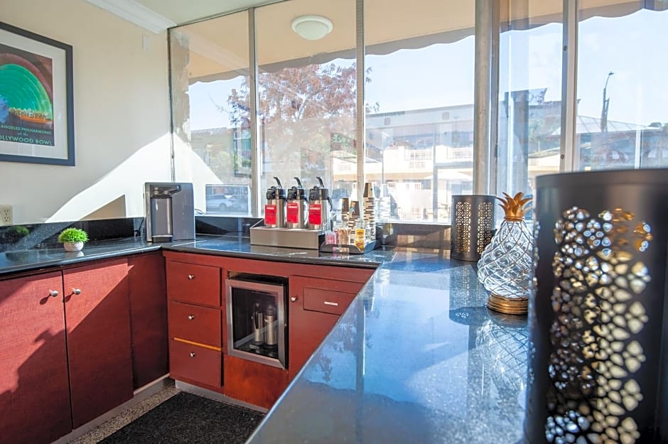 Studio City Court Yard Hotel