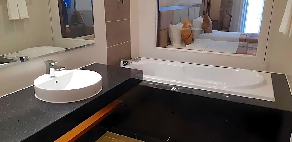 Duc Huy Grand Hotel and Spa