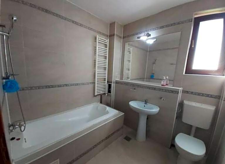 VillaWeb 9rooms - Long term business aparthotel 29 Euro per night per room, min 3months