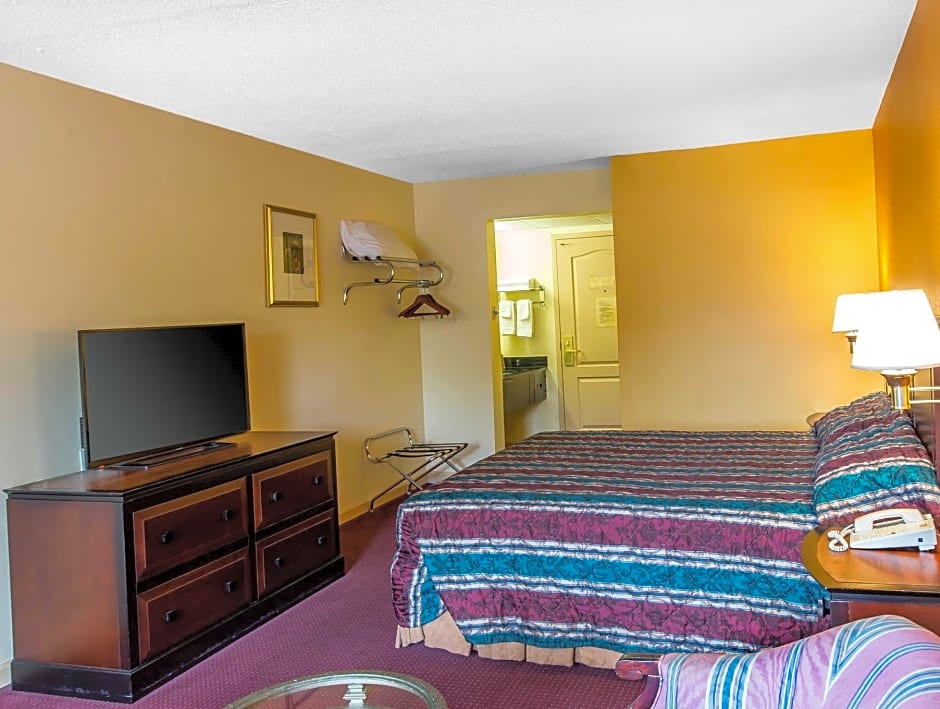 Econo Lodge At Six Flags