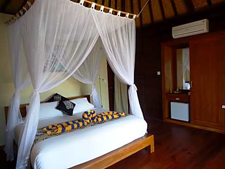 Bungalow with Partial Sea View