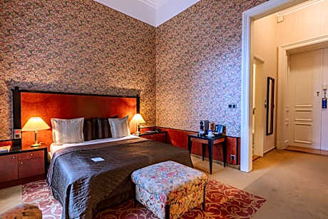 Riverside - Superior Room forest view with wellness access