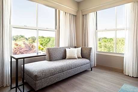 Larger Guest room, 1 King, Partial lake view, Corner room