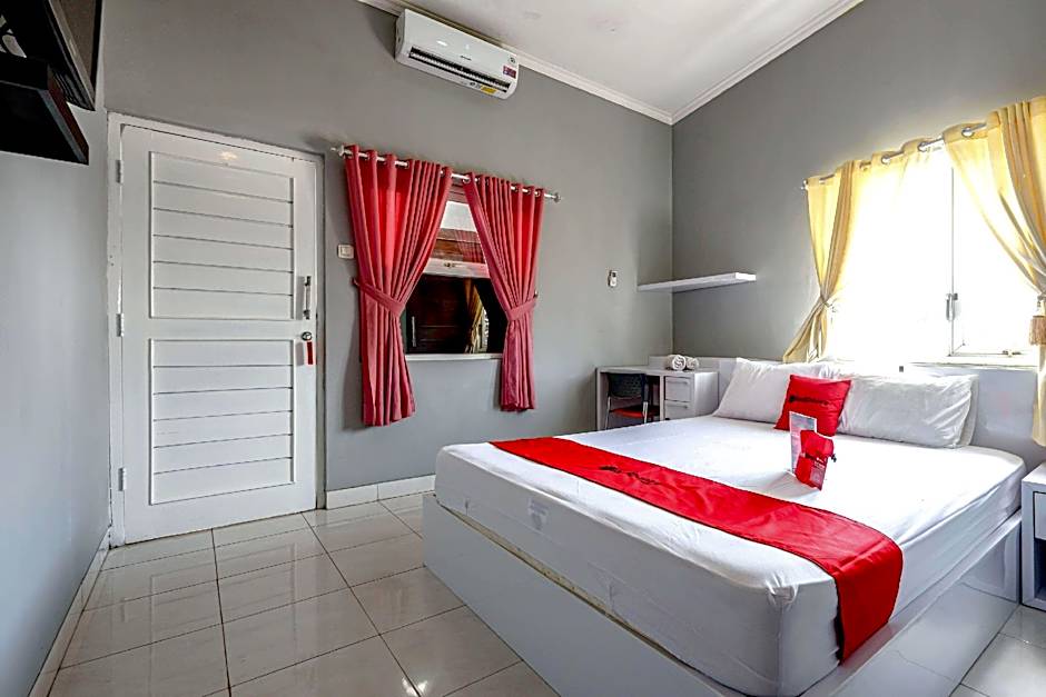 RedDoorz near Solo Square 3