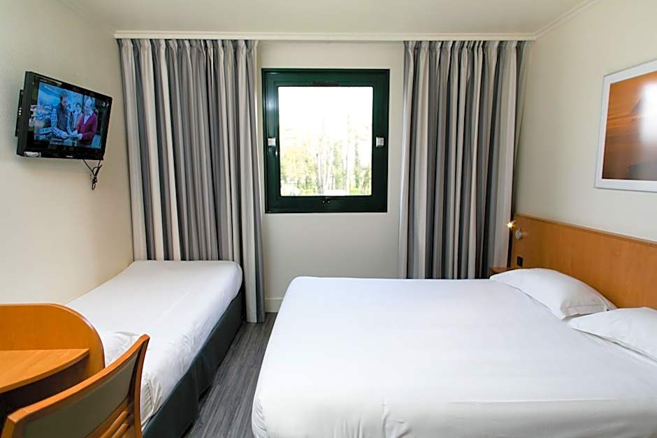 Foto 1 daripada 13 — 1 Double Bed and 1 Twin Bed