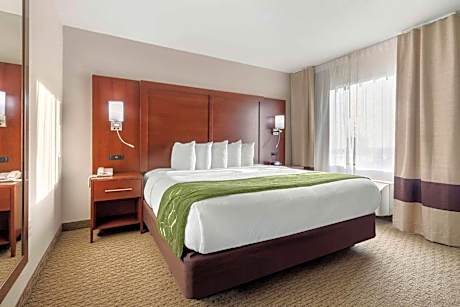King Suite with Hot Tub - Non-Smoking