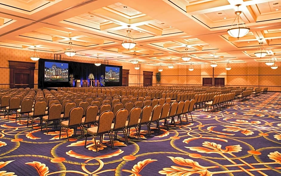 Hotel Roanoke & Conference Center, Curio Collection by Hilton