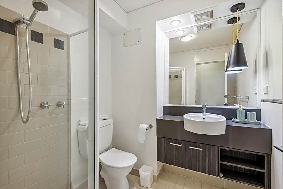 Cozy 2-Bedroom Apartment with City Views